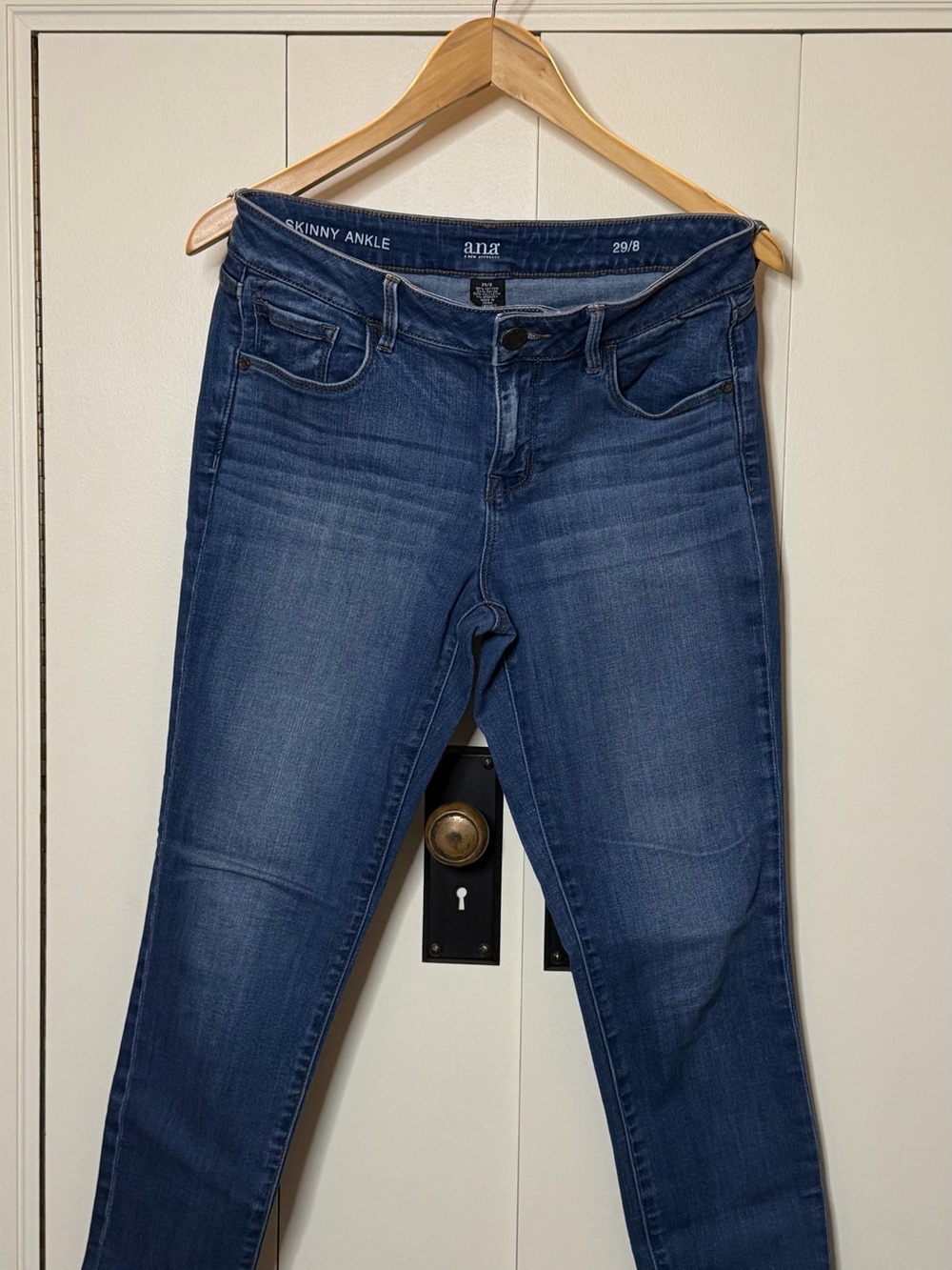 a.n.a Women's Skinny Jeans in Dark Blue Wash